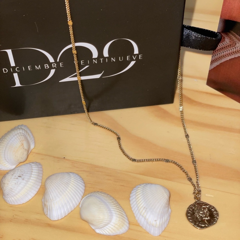 Gold layering boutique beat coin necklace- Diciembre veintinueve